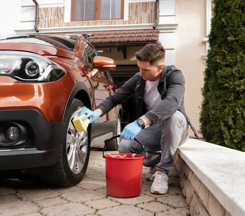 Lavage auto à domicile Les Martres-de-Veyre : professionnel intervenant sur un véhicule